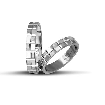 Πρωτότυπες λευκόχρυσες βέρες γάμου 4.3 mm με λουστρέ και σαγρέ γεωμετρικά σχέδια, ιδανικές για ζευγάρια με σύγχρονο στυλ, διαθέσιμες σε 9, 14, 18 ή 22 καράτια.